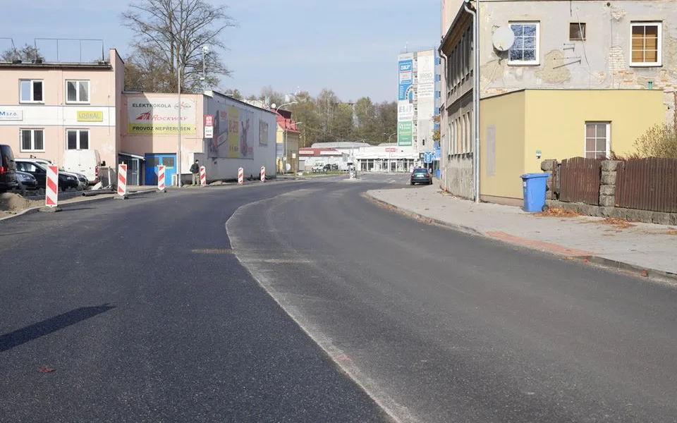Na Horákovce se po pár dnech obejvila díra v silnici.