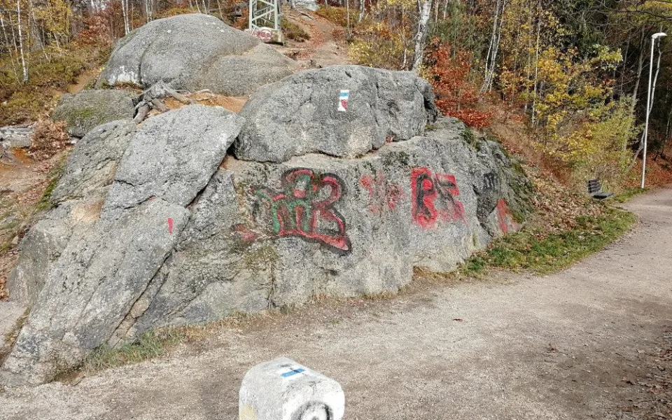Takto neznámý vandal poničil skály u jablonecké přehrady.
