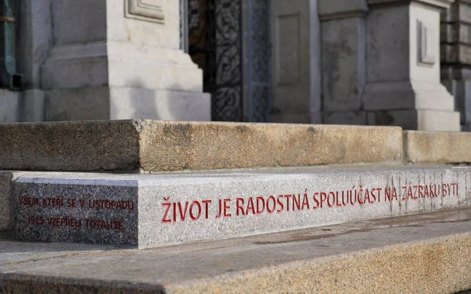 Nový schod u vchodu do radnice s citátem Václava Havla.