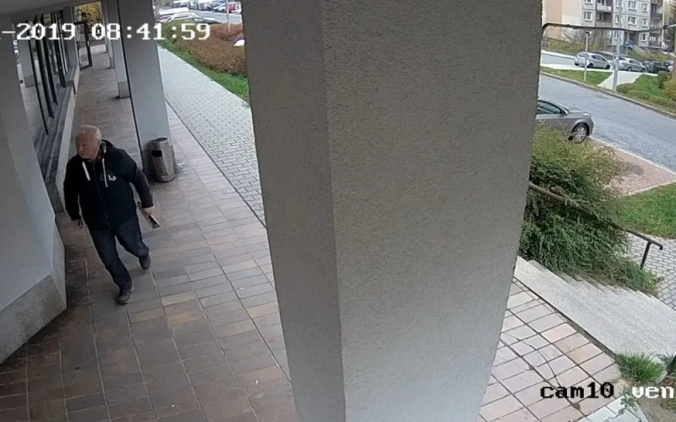 Tajemný dopis plný výhrůžek. Policie se obrací na veřejnost. Nepoznáte muže na fotce?