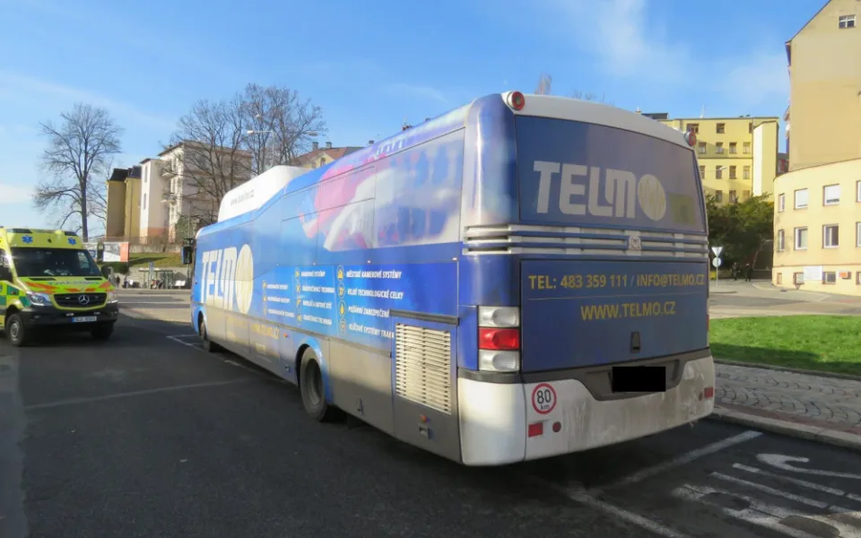 Autobus mělo ohrozit červené auto, zranila se cestující. Hledají se svědci