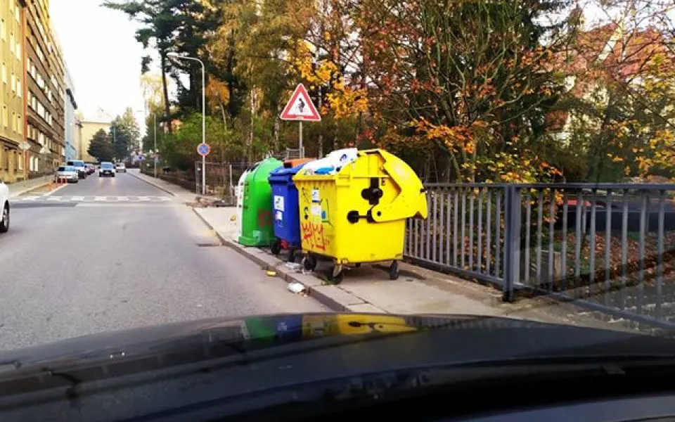 Kontejnery překáží na chodníku.