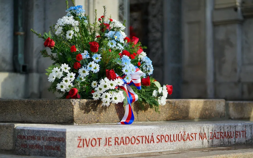 Nový pomník na schodišti liberecké radnice.