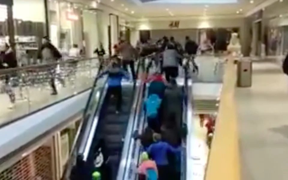 Šílenství v Jablonci. Lidé vzali útokem obchod s mobily