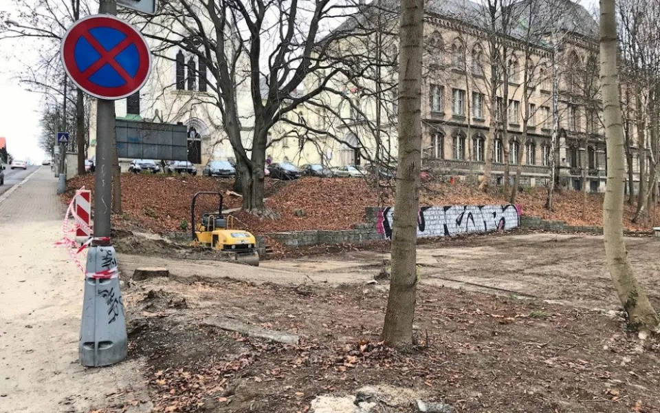 Zanedbaná plocha bude sloužit k parkování