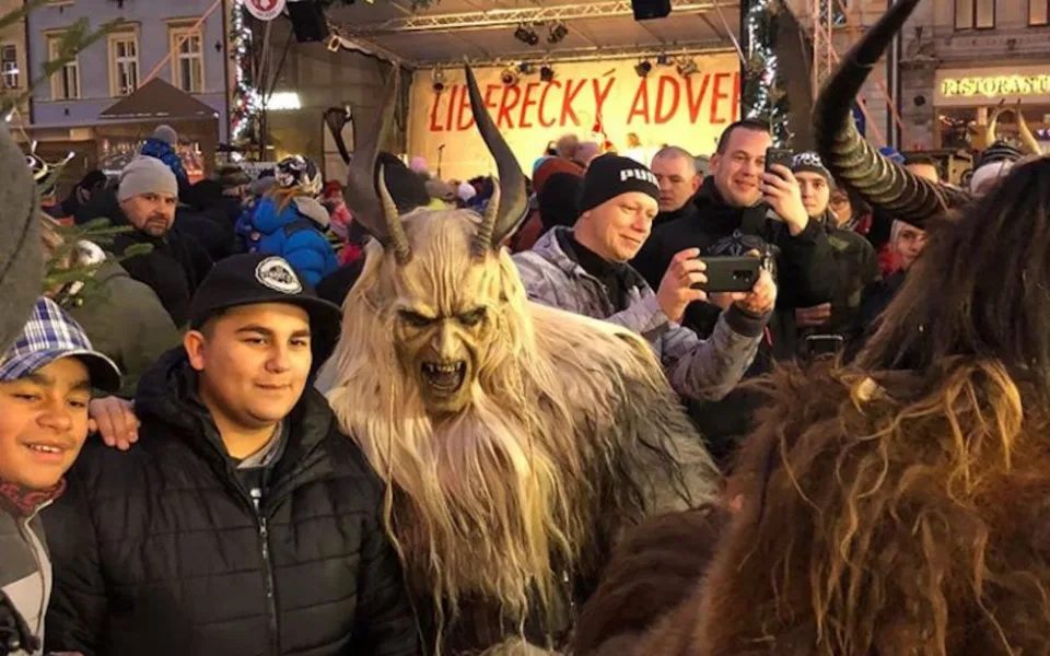 Krampus čerti před radnicí.