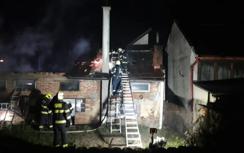 Včera večer zasahovali hasiči při požáru přístřešku v Tanvaldě