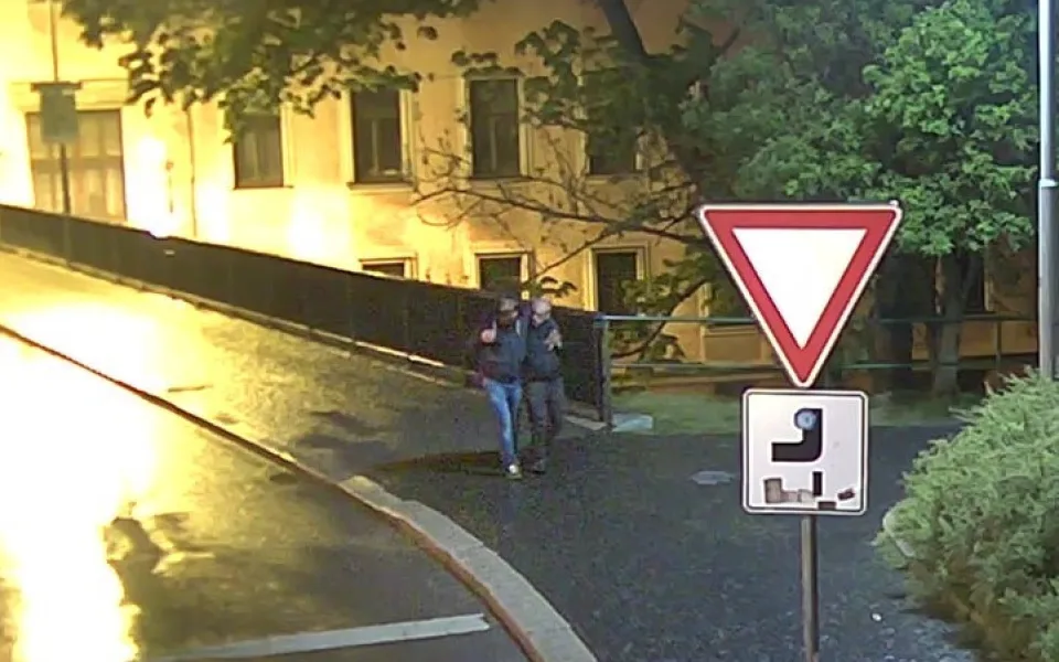 Policie pátrá po muži vpravo.