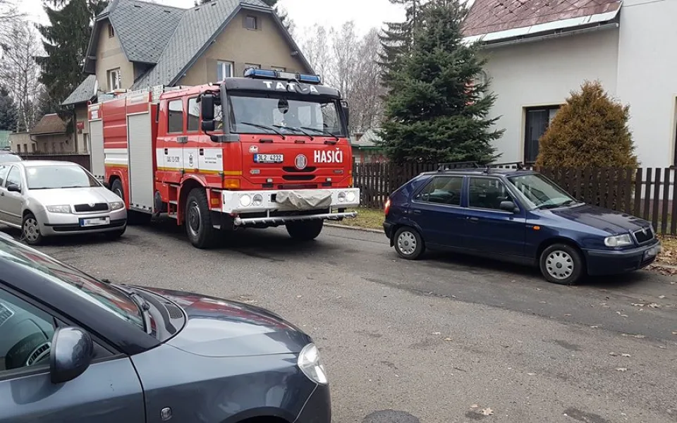 Hasiči musí denně bojovat se špatně zaparkovanými vozidly