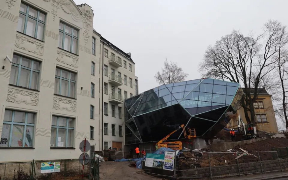 V centru Jablonce roste obří krystal za 57 milionů, ukrývat bude vánoční ozdoby