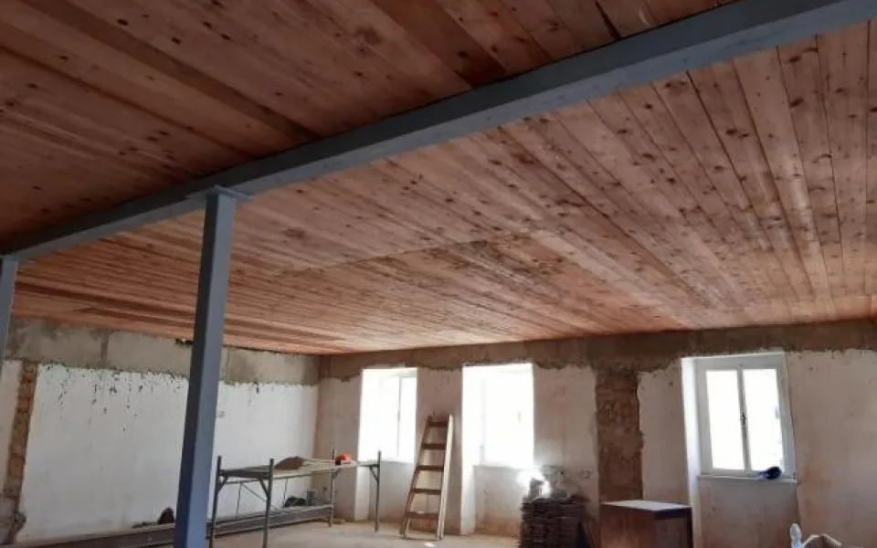 Dům na frýdlantském náměstí má špatnou statiku. Probíhá jeho zajištění