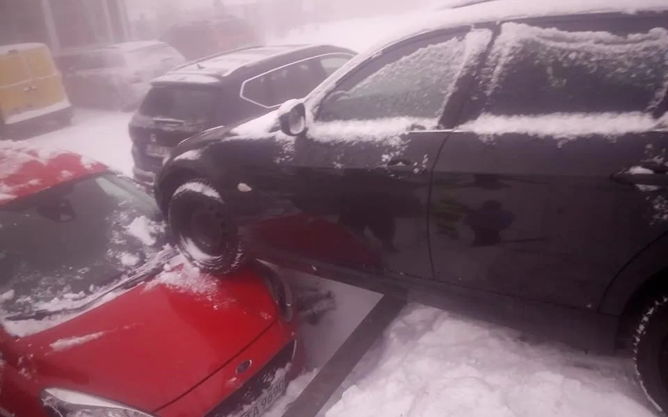 Kuriózní nehoda na Smědavě. Auto na parkovišti vjelo na jiný vůz