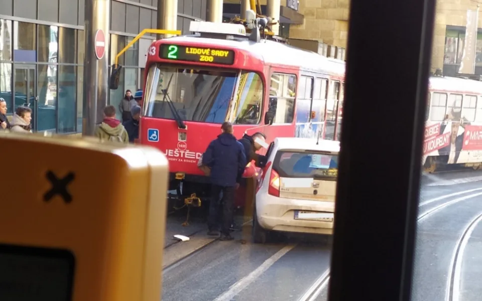 nehoda, Rumunská, policie, dopravní podnik, tramvaj