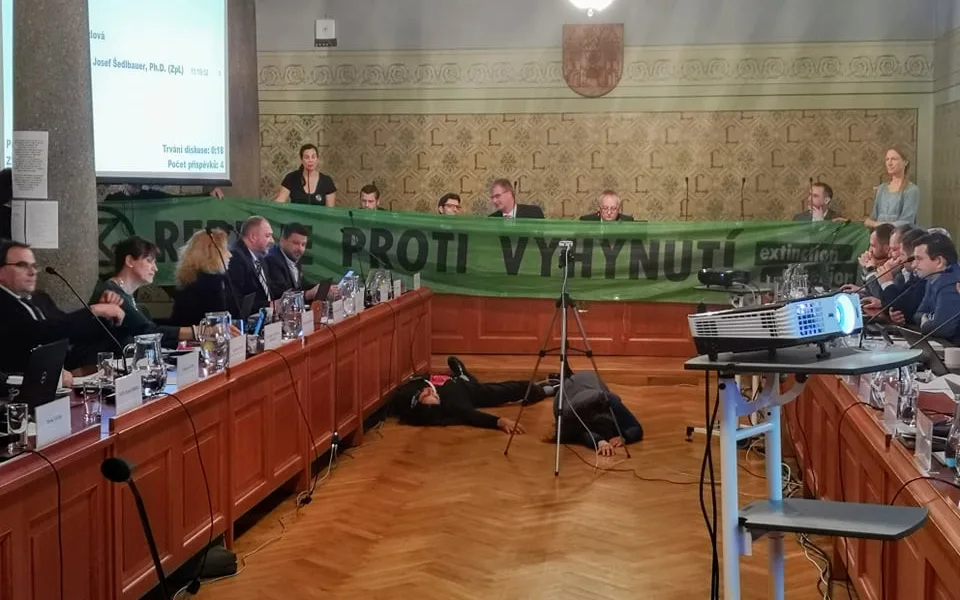 Na zastupitelstvu „zemřeli“ aktivisté.