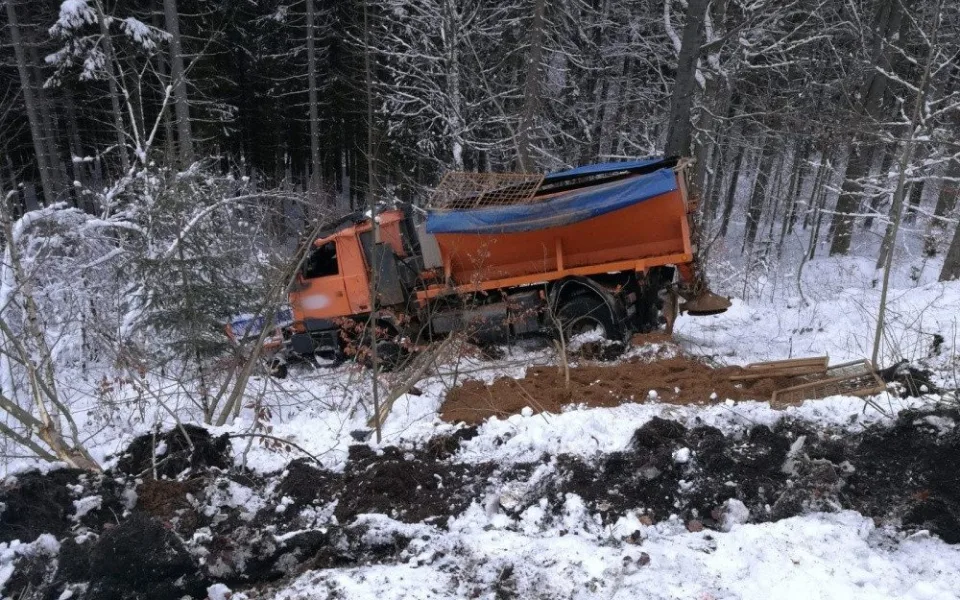 Sníh komplikoval od ranních hodin situaci na silnicích.