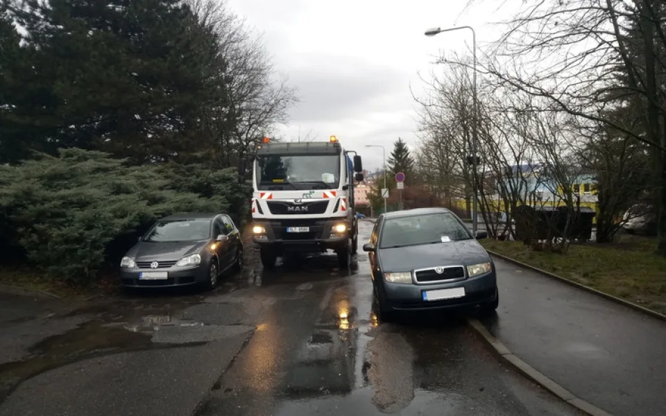 Špatně zaparkovaná vozidla komplikují průjezd složkám IZS i popelářům.
