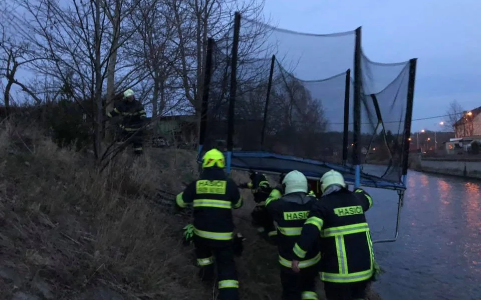 V Hrádku letěla dětská trampolína