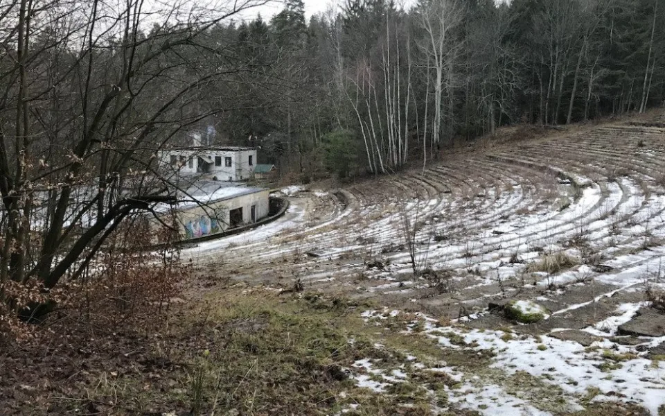 Zchátralý amfiteátr