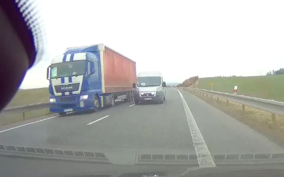 Nebezpečné předjíždění dodávky