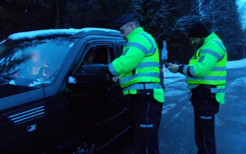Policisté se zaměřili na provoz aut v zimě. Celkem odhalili skoro čtyřicet přestupků