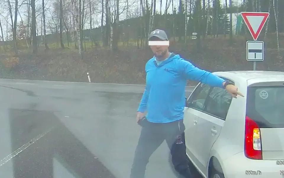 Řidič u Bílého Kostela vybržďoval dodávku a donutil ji zastavit. Druhému z řidičů vyhrožoval