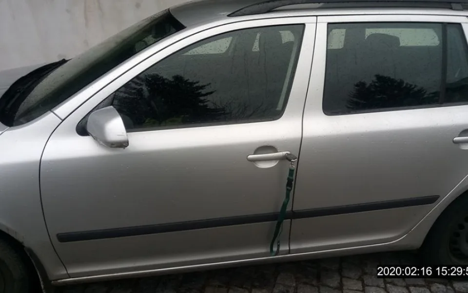 Pozorný Liberečák si všiml klíčů zapomenutých u auta, ochránil tak majitele před krádeží