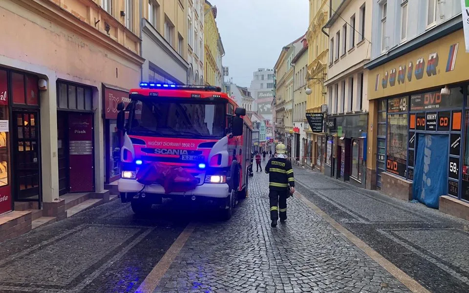 Hasiči uzavřeli Pražskou. Na střeše jednoho z domů se ulomil komín