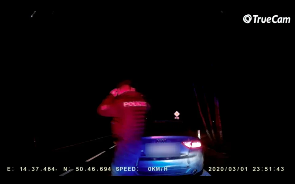 Zdrogovaný řidič ujížděl policistům. S autem uvízl v rozbahněném poli