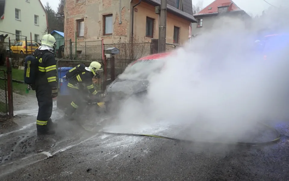 V Ruprechticích ráno hořelo auto na plyn