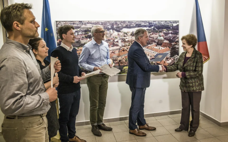 Oficiální předání petice proti Turówu v Bruselu.