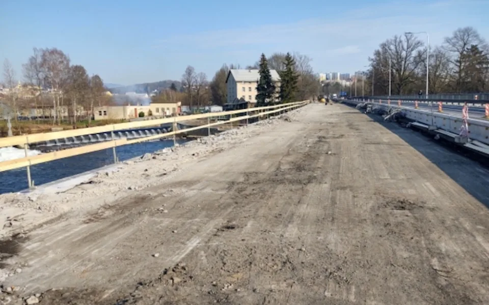 Práce na mostě se zastavily.