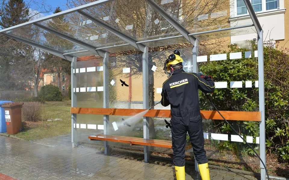 Čištění zastávky na Žižiově náměstí