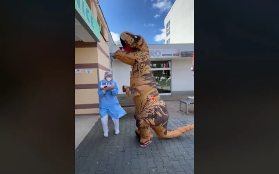 Do jablonecké nemocnice dorazil T-REX.