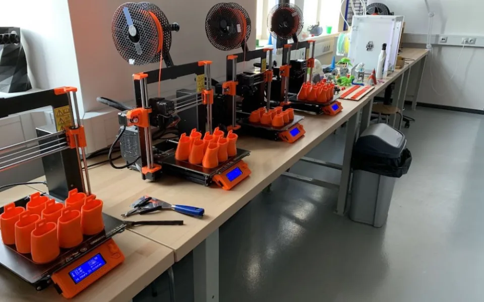 Liberecká iQLANDIA vyrábí pomocí 3D tisku adaptéry k celoobličejovým maskám