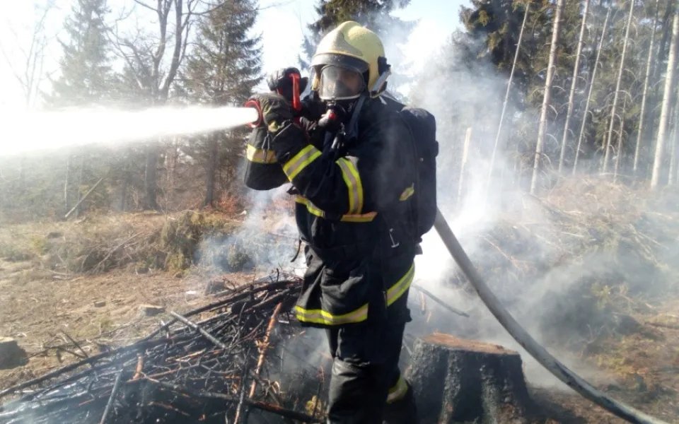 FOTO: Na Proseči hořel les, vyhlášen byl druhý stupeň požárního poplachu