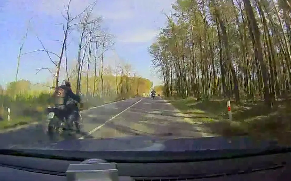 Policisty na plné čáře předjel sto dvacítkou. Při honičce si rozbil motorku