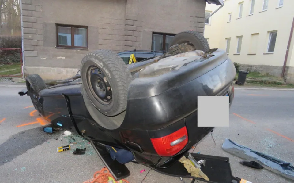 FOTO: Auto otočil na střechu. V dechu měl téměř dvě promile alkoholu