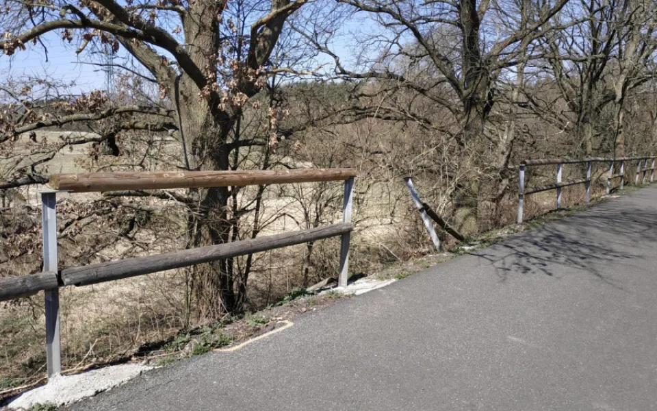 Poničená cyklostezka Varhany