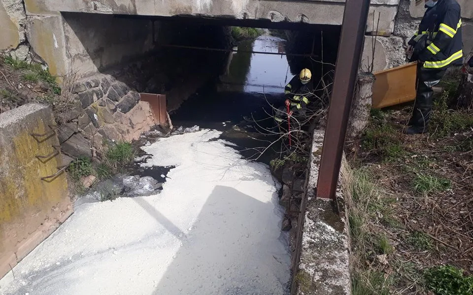 FOTO: Do řeky v Jilemnici se dostal olej, na místo museli hasiči