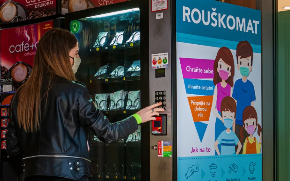 OC Nisa zavádí automaty, ze kterých místo Coca-Coly vypadne rouška
