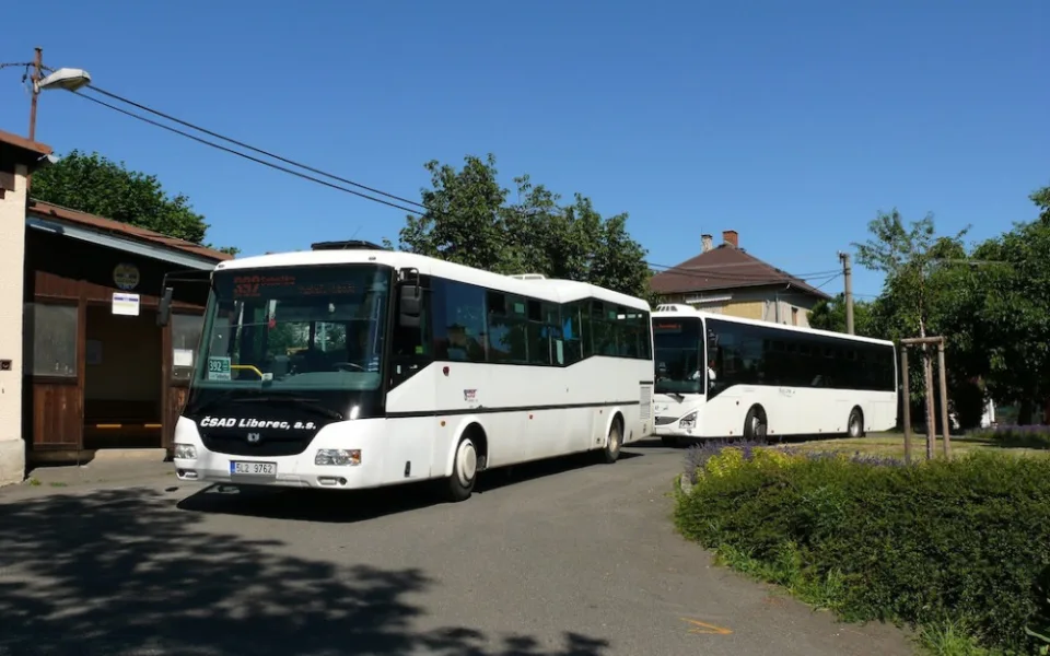 Turistické linky vlaků a autobusů zatím stojí. Až to půjde, rozjedou se rychle
