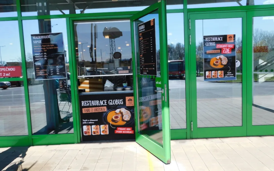 Globus Liberec zahájil prodej teplých jídel přes okénko restaurace
