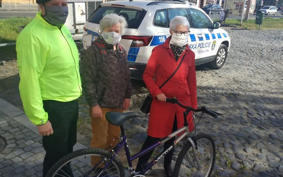 Přišla kvůli krádeži o kolo. Jiná žena jí nabídla vlastní bicykl