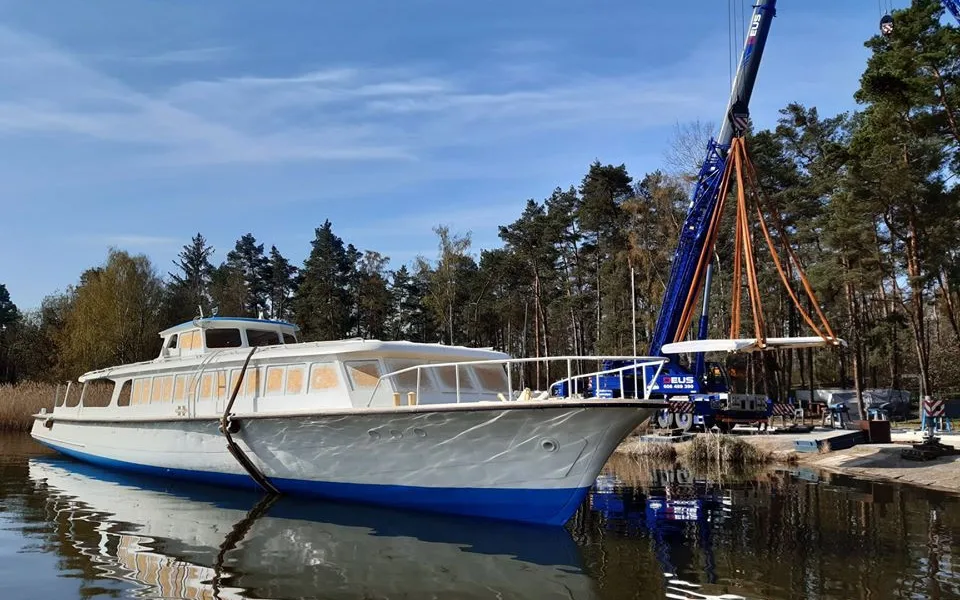 Na Máchově jezeře začala se zpožděním sezona výletních lodí