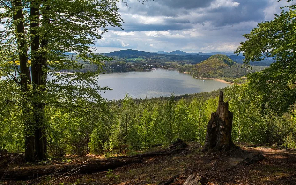 Výhled na Máchovo jezero z vrcholu Borný