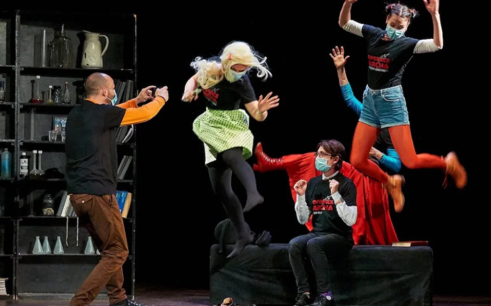 Seriálová Archa zachraňuje svět i divadlo