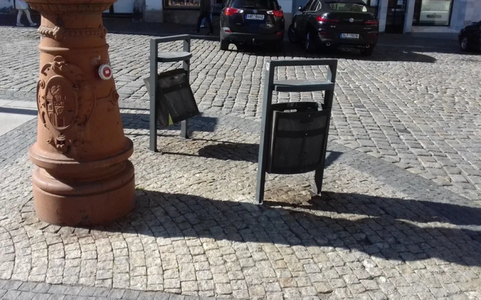 Nové koše v centru i na sídlištích. Město se pustilo do obměny