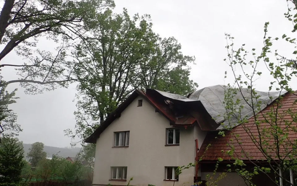 Poškozená střecha po pondělní vichřici