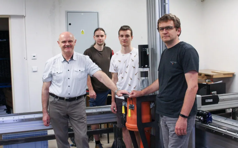 Testovací zařízení pro stavební 3D tisk brzy zamíří do Kloknerova ústavu. Část týmu z FM jej proto nyní demontuje. V popředí vlevo Václav Záda, vpravo Leoš Beran