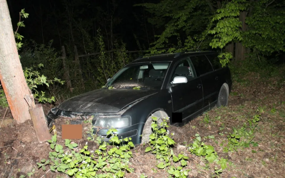 FOTO: Řídila pod vlivem a skončila ve stromě. V autě vezla nezletilé dítě